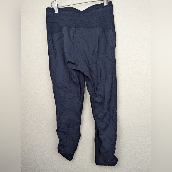 Lululemon dance studio crop pants size 4 - Picture 3 of 6